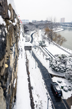 城墙下雪景