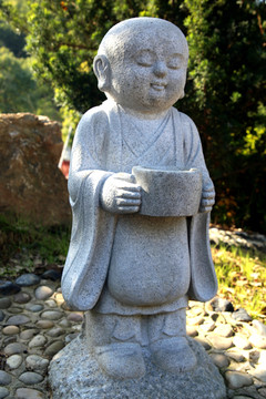 小和尚石雕像