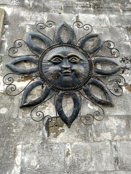 太阳花人面雕塑