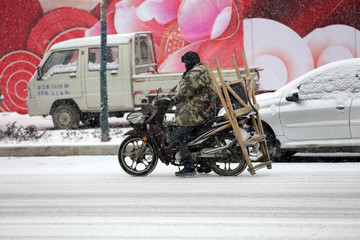 雪中骑车的人