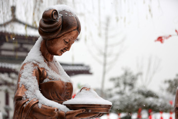 雪中侍女雕塑