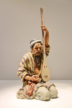 彩塑泥人张弹琴的新疆老人