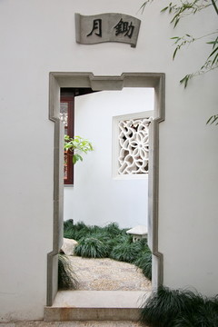 中式园林白墙方门