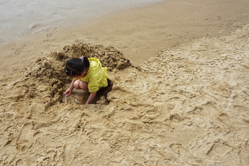 沙滩上玩耍的小孩