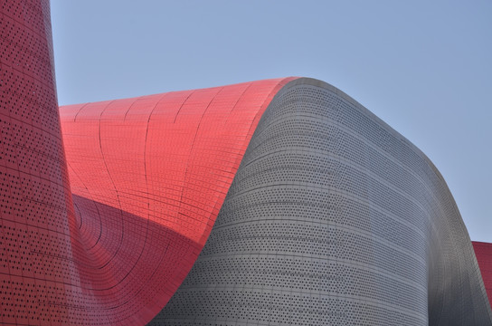 红色和银色金属质感现代建筑