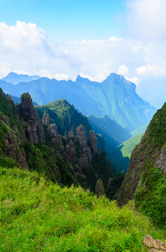 山 山峰 蓝天白云 绿色