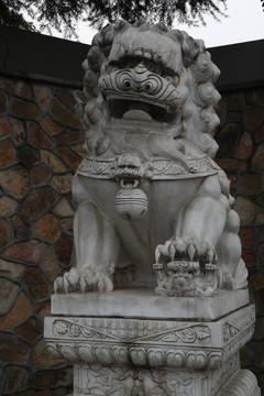 系铃铛狮子石石雕像