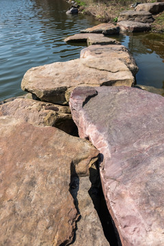 湖边石径