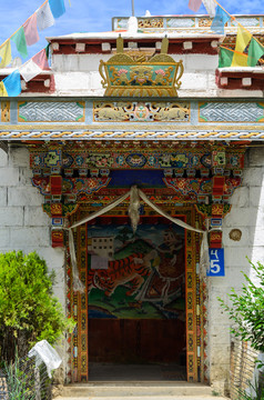 藏族民居门口