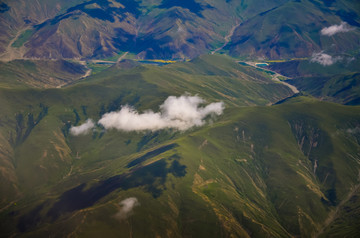 云层中的群山