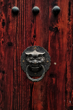 红棕色木门古典铜门环