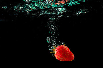水中的 草莓