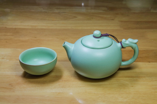 汝瓷西施茶壶与茶杯
