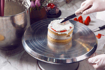 草莓蛋糕制作抹奶油