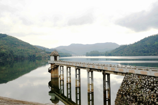 湖光山色 水库 倒影