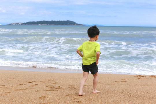 海边的小孩背影