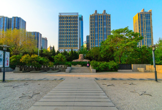李大钊像 建筑群