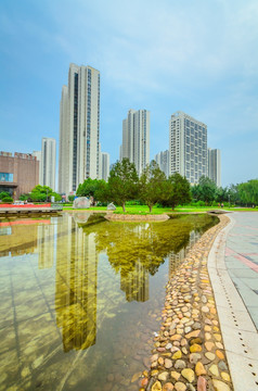 都市建筑群 绿化 水面倒影