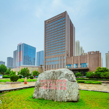 都市建筑群 绿化 水面倒影