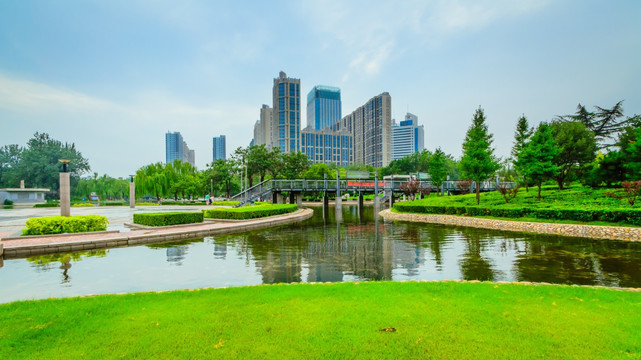 都市建筑群 绿化 水面倒影