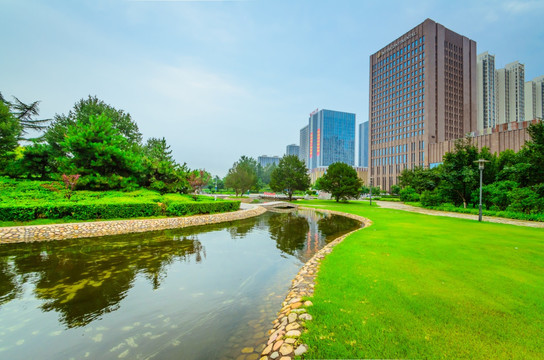 都市建筑群 绿化 水面倒影