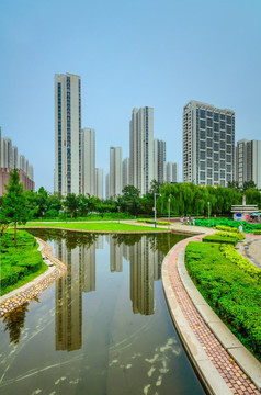 都市建筑群 绿化 水面倒影