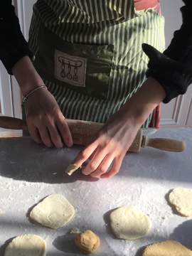 家庭女主擀面做饺子