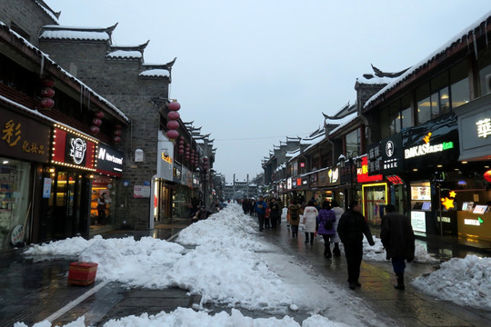 北街雪景夜色