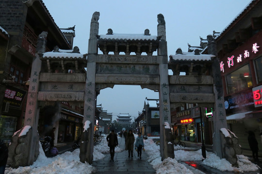 北街雪景夜色