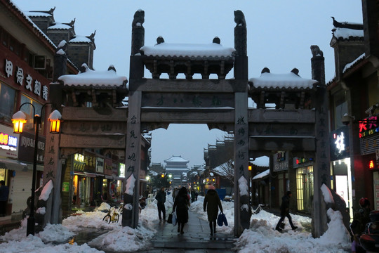 北街雪景夜色