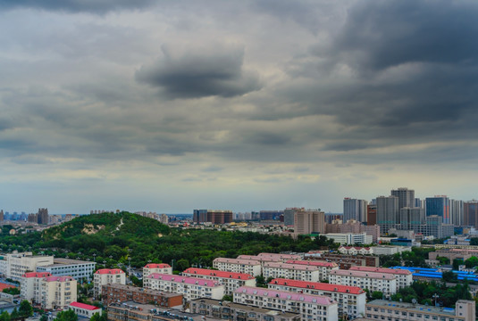 云层下的城市