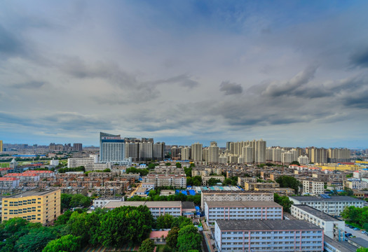 云层下的城市