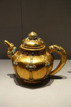 嵌宝石金茶壶 西藏博物馆