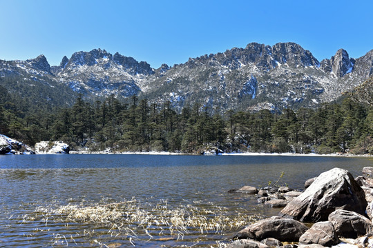 凉山 螺髻山 草海 雪景 湖泊