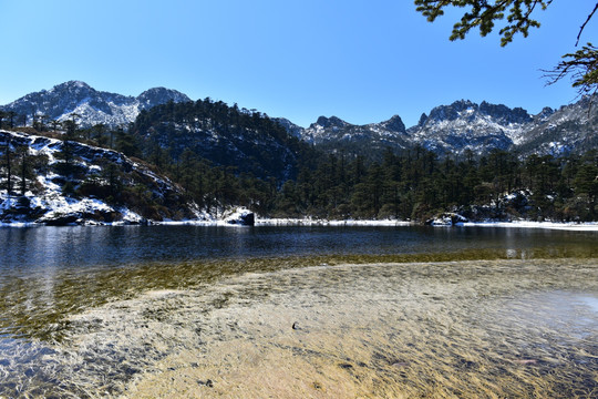 凉山 螺髻山 草海 雪景 湖泊