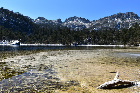 凉山 螺髻山 草海 雪景 湖泊