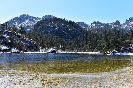 凉山 螺髻山 草海 雪景 湖泊