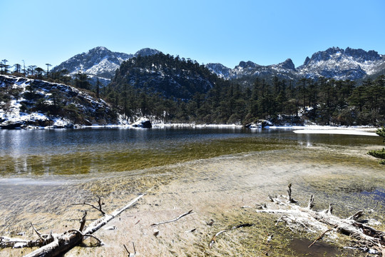 凉山 螺髻山 草海 雪景 湖泊