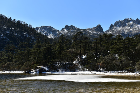 凉山 螺髻山 雪景 湖泊 冰湖