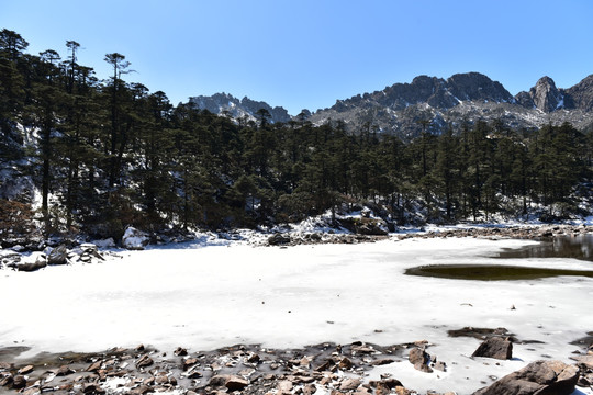 凉山螺髻山 冰湖