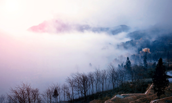 晨雾笼罩的山区