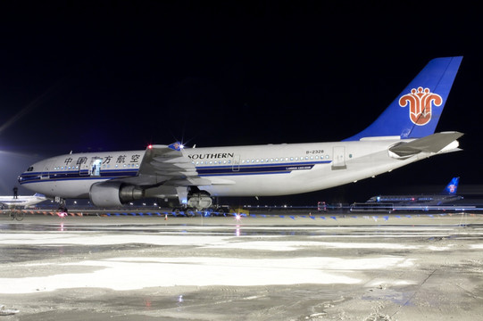 飞机 中国南方航空 夜晚