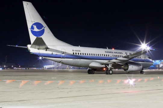 飞机 夜景 沈阳机场 厦门航空