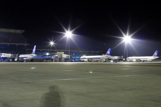 飞机 夜景 沈阳机场