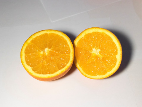 一个橙子切两半