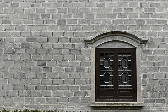 老砖墙与窗户