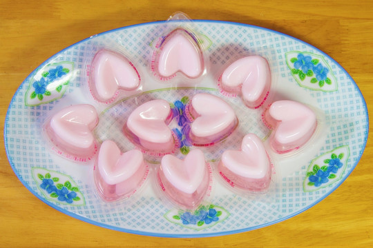 一盘粉色心形果冻艺术造形