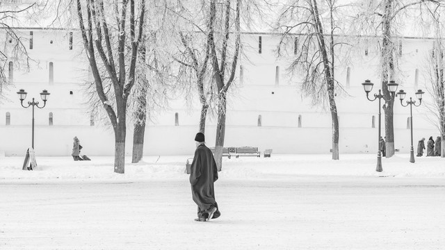 行走在雪地的男修道士
