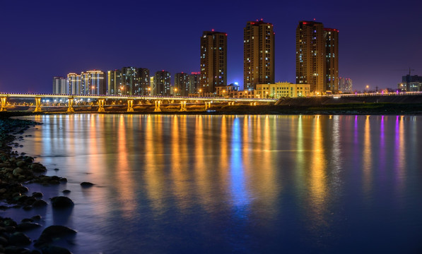 江边城市夜景