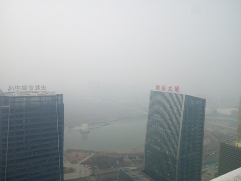 雾蒙蒙的城市